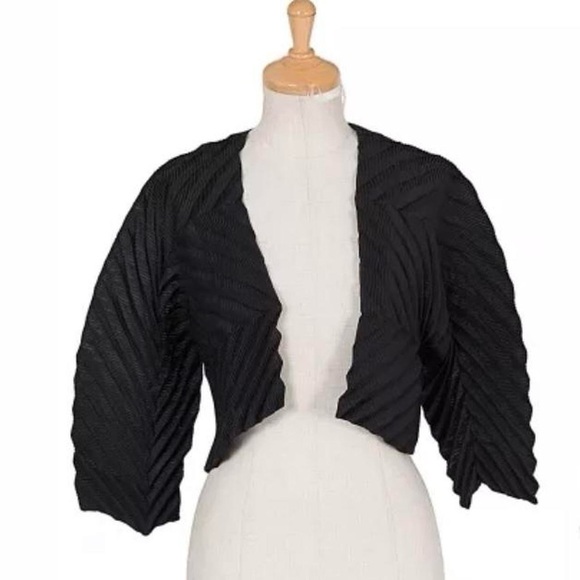 ISSEY MIYAKE me Design pleated bolero (K-32224) - Picture 1 of 6